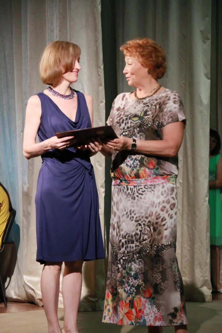  РОО НПАССД вручает выпускникам дипломы_